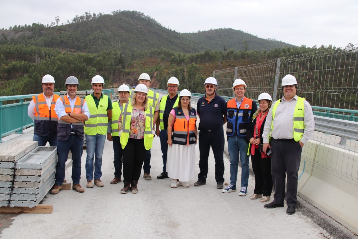 Comitiva na visita à ponte