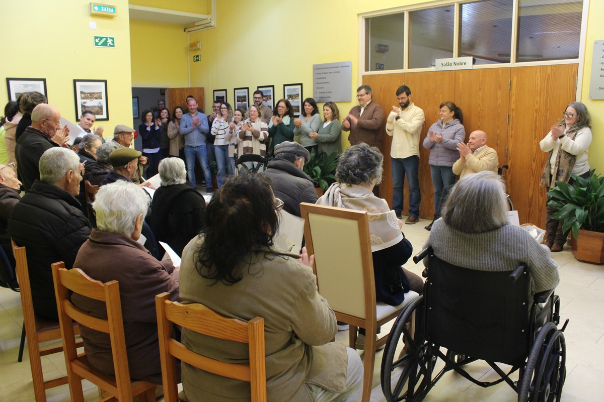 Idosos cantam as Janeiras