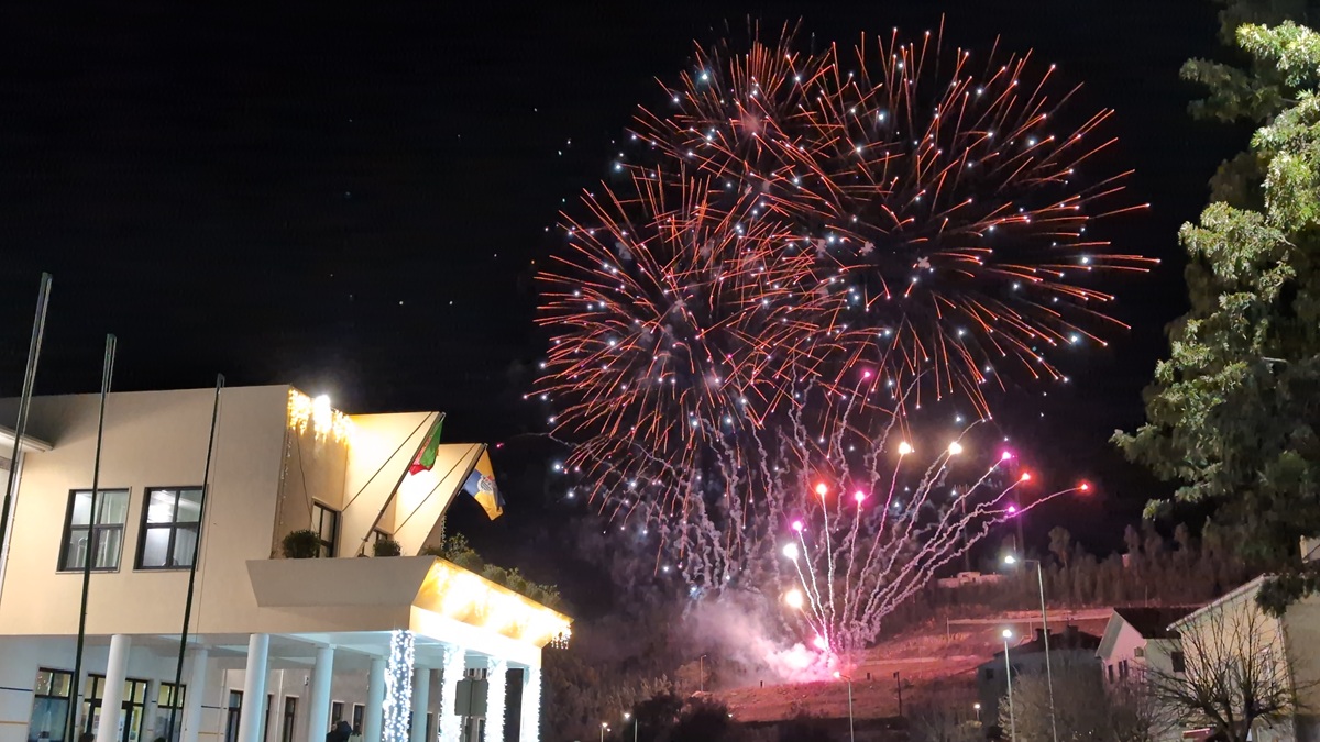 Fogo de artifício a assinalar a entrada em 2025