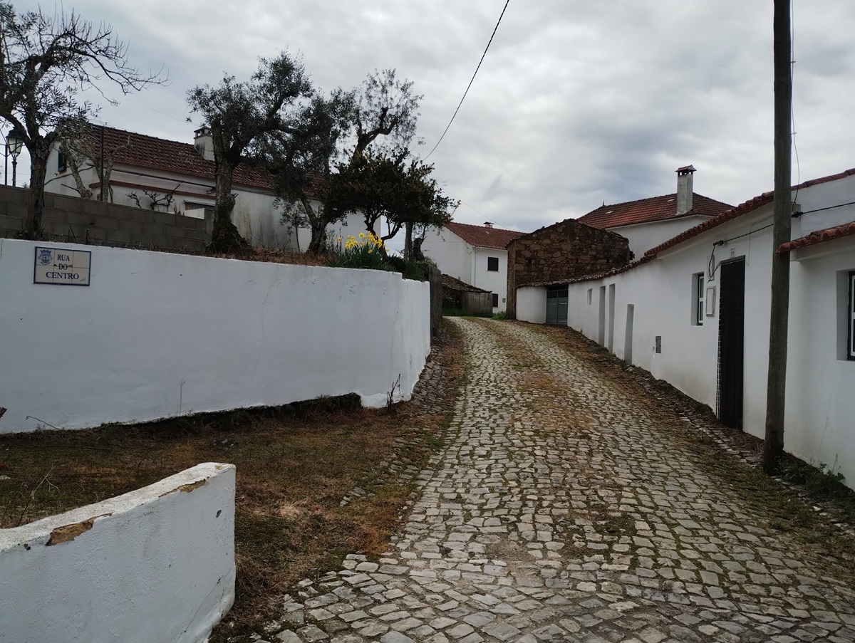 Calçada a reparar em Abrunheiro Grande