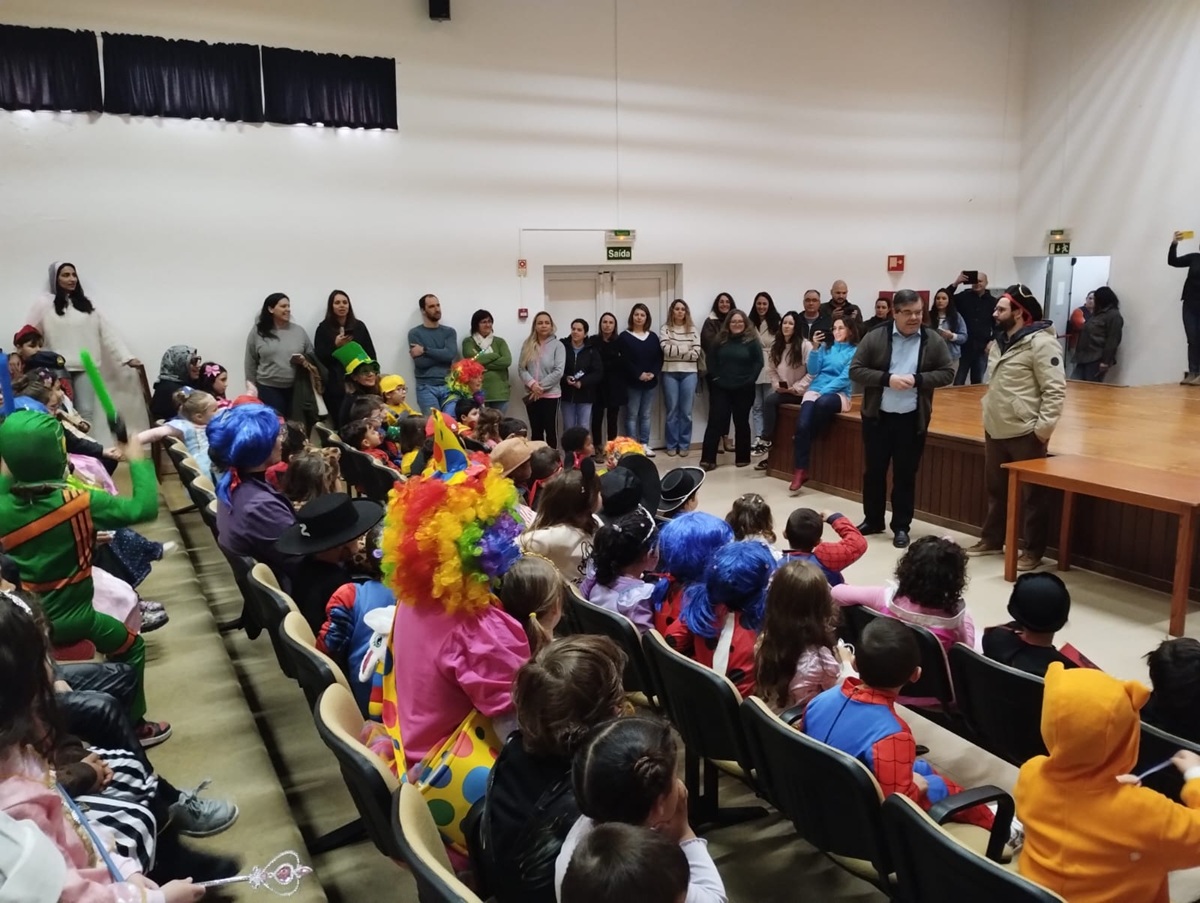 Crianças mascaradas recebidas no Auditório Municipal