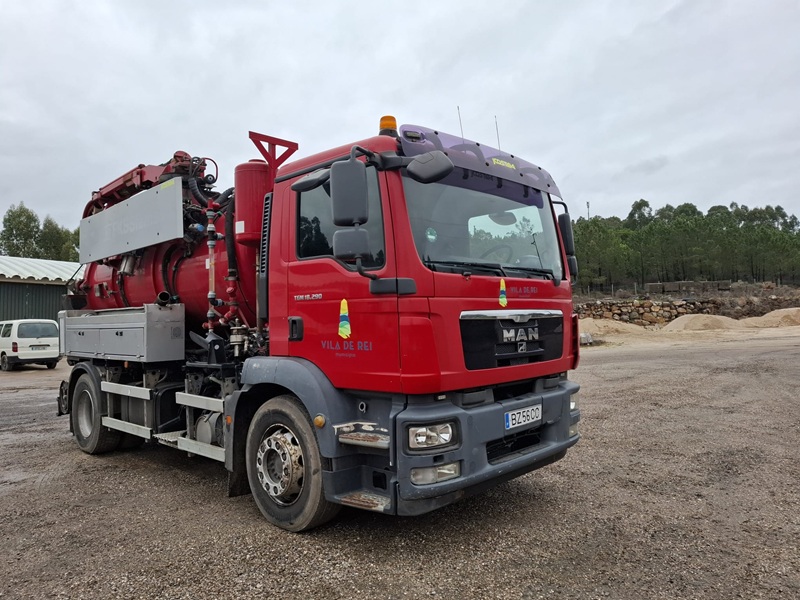 Camião limpa-fossas